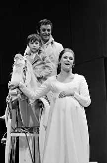 01217 Prints: Judi Dench (who plays Hermione) with Barrie Ingham (who plays Leontes
