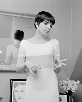 00046 Prints: Judy Garlands daughter Lisa Minnelli age 20 pictured her at her Chelsea flat in the Kings