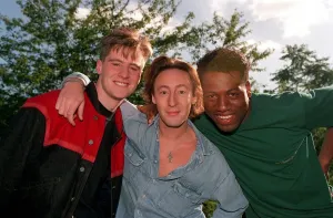 JULIAN LENNON WITH TOP OF THE POPS PRESENTERS TONY DORTIE AND MARK FRANKLIN
