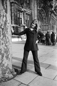 01164 Prints: Julie Christie on location outside the Victoria and Albert Museum in South Kensington