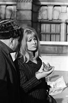 01164 Prints: Julie Christie on location outside the Victoria and Albert Museum in South Kensington