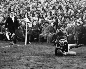00049 Prints: Just before half-time, Forrest the Kiwis winger scored a try which White failed to