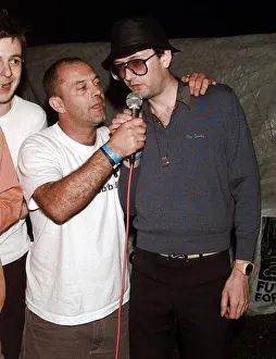 Keith Allen introduces Jarvis Cocker at Glastonbury 1999 before he sings Kareoke