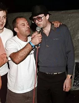 Images Dated 26th June 1999: Keith Allen introduces Jarvis Cocker at Glastonbury 1999 before he sings Kareoke