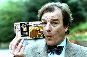 00102 Prints: Keith Floyd Television Chef with Frozen food packet May 1991 Local Caption