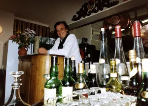 Keith Floyd TV Cook Presenter and Chef look out over a restaurant from behind the bar