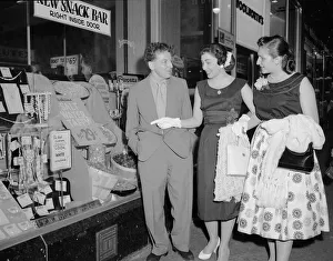 Keith Waterhouse Daily Mirror Newspaper Columnist, spends an evening in Times Square New