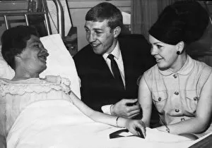 01518 Collection: Ken Buchanan and fiancee Carol Burns are smiling... for they found Kens mother