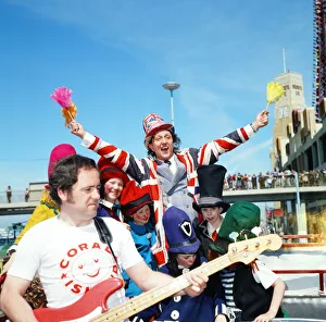01057 Prints: Ken Dodd, accompanied by six of his Diddymen, opens Coral Island
