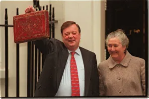 Doorstep Prints: KENNETH CLARKE AND WIFE GILLIAN IN DOWNING STREET HOLDING THE BUDGET BOX 28 / 11 / 1995