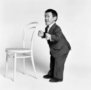 00897 Prints: Kenny Baker, actor who plays robot character R2-D2 in new science fiction film, Star Wars