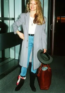 00144 Prints: Kim Basinger American actress at Heathrow Airport December 1988 dbase msi