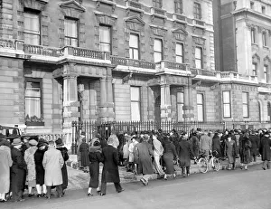 Historical Events Prints: King Edward VIII Abdication Crisis Royal supporters outside palace Royalty