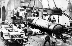 01004 Prints: King George V locomotive arrives home in 1950 after its historic trip to America in 1927