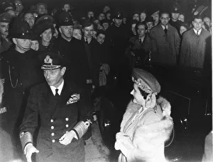 00167 Prints: King George VI and Queen Elizabeth November 1945 Arriving at St Pauls