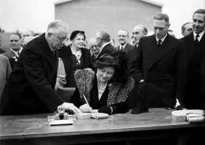 Shovel Prints: King George VI and Queen Elizabeth visit Lansbury estate