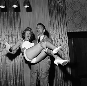 Kirk Douglas selects 21-year-old Marilyn Davies as the winner of the Viking Beauty