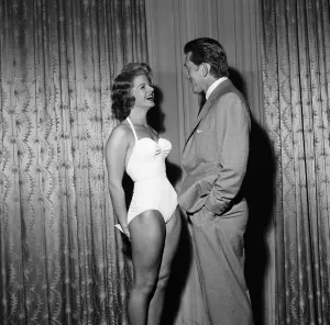Kirk Douglas selects 21-year-old Marilyn Davies as the winner of the Viking Beauty