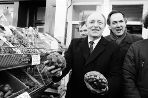 01380 Prints: Labour leader Neil Kinnock juggles with produce at a market in Wandsworth, London