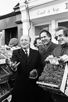 01380 Prints: Labour leader Neil Kinnock juggles with produce at a market in Wandsworth, London