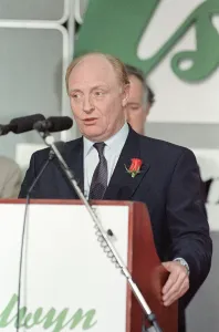 01391 Prints: Labour leader Neil Kinnock receives the results of the 1992 General Election