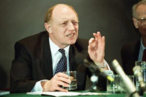 01390 Collection: Labour leader Neil Kinnock speaking in the run-up to the 1992 election, Cambridge