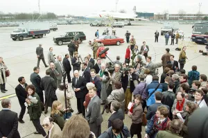 01393 Prints: Labour leader Neil Kinnock visits the British Airways training centre at Heathrow Airport