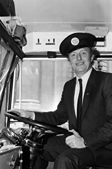 01384 Prints: The Labour partys new campaign bus leaves the party HQ in Smith Square with leader