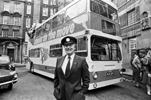 01384 Prints: The Labour partys new campaign bus leaves the party HQ in Smith Square with leader