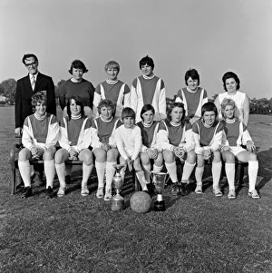 English Prints: The eleven ladies of the British Independent Football team have just come back from Italy