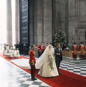 Bouquet Prints: Lady Diana Spencer arrives at St Pauls Cathedral with her father Earl Spencer for her