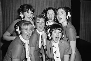 Images Dated 11th August 2015: Six Laker stewardesses make a record dedicated to Freddie Laker called '