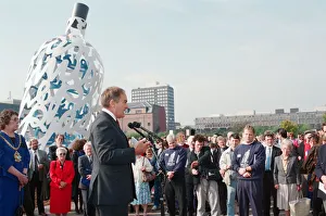 00834 Prints: The launch of the sculpture Bottle of Notes, a piece of public art by Claes