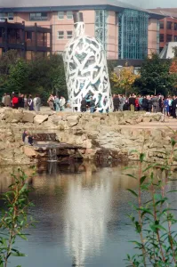 00834 Prints: The launch of the sculpture Bottle of Notes, a piece of public art by Claes