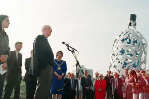 00834 Prints: The launch of the sculpture Bottle of Notes, a piece of public art by Claes