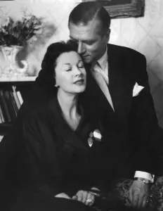 Laurence Olivier and Vivien Leigh kiss during interview at home - July 1958