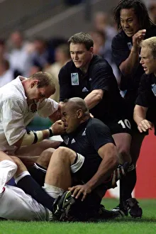 Lawrence Dallaglio of England Oct 1999 punching Jonah Lomu of New Zealand
