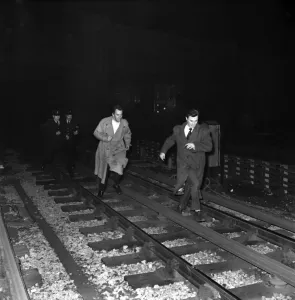 Tube Prints: Lawrence Harvey (front) and John Ireland being chased by police along underground train