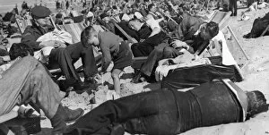 00066 Collection: Lazy summer days. The midday sun sends holidaymakers to sleep on Margate Beach
