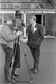 Leader of the Liberal Democrats Paddy Ashdown visits Tor-Na-Dee Hospital, Aberdeen