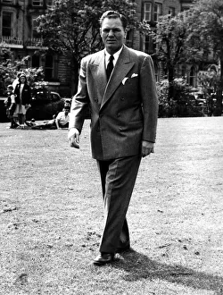 Lee Savold June 1950 opposite the Prince of Wales Hotel in London