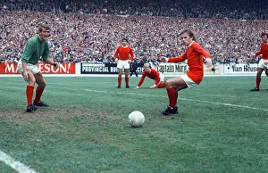 01519 Prints: Leeds 2-2 Man United, League division one match action, Elland Road