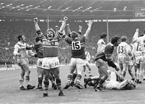 Arms Raised Prints: Leeds player celebrate their victory over St Helens in the Rugby League Cup at Wembley as