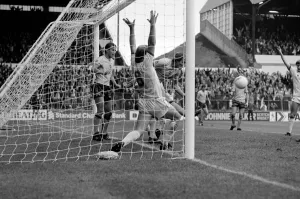 Leeds United 1 v. Sunderland 0. Division 1 Football. October 1981 MF04-06-011