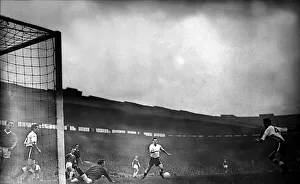 Core61 Prints: Leeds United v Manchester United -Gregg saves with Viollet on left December 1959