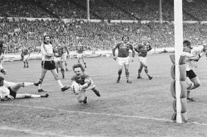 Leeds find a way through the Widnes defence to score a try in the Rugby League Cup Final