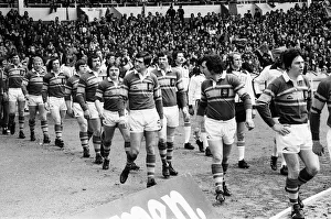 00351 Prints: Leeds and Widnes players make their way on to the pitch at the start of the Rugby League