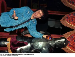 LEO SAYER February 1999 Holding bottle of beer in Amadeus Night club Aberdeen suit