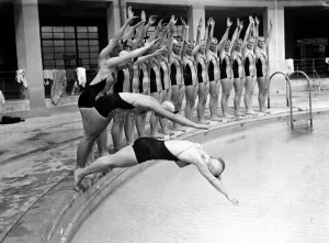 Leon Marco Water Show Syncronized Swimming Diving Swimming pool Bikin