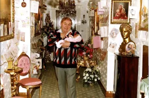 00362 Prints: Les Dawson comedian with his baby daughter Charlotte at home A©Mirrorpix